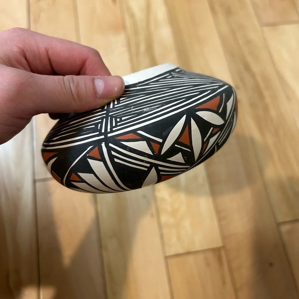 Acoma pottery piece - Picture 1 of 7